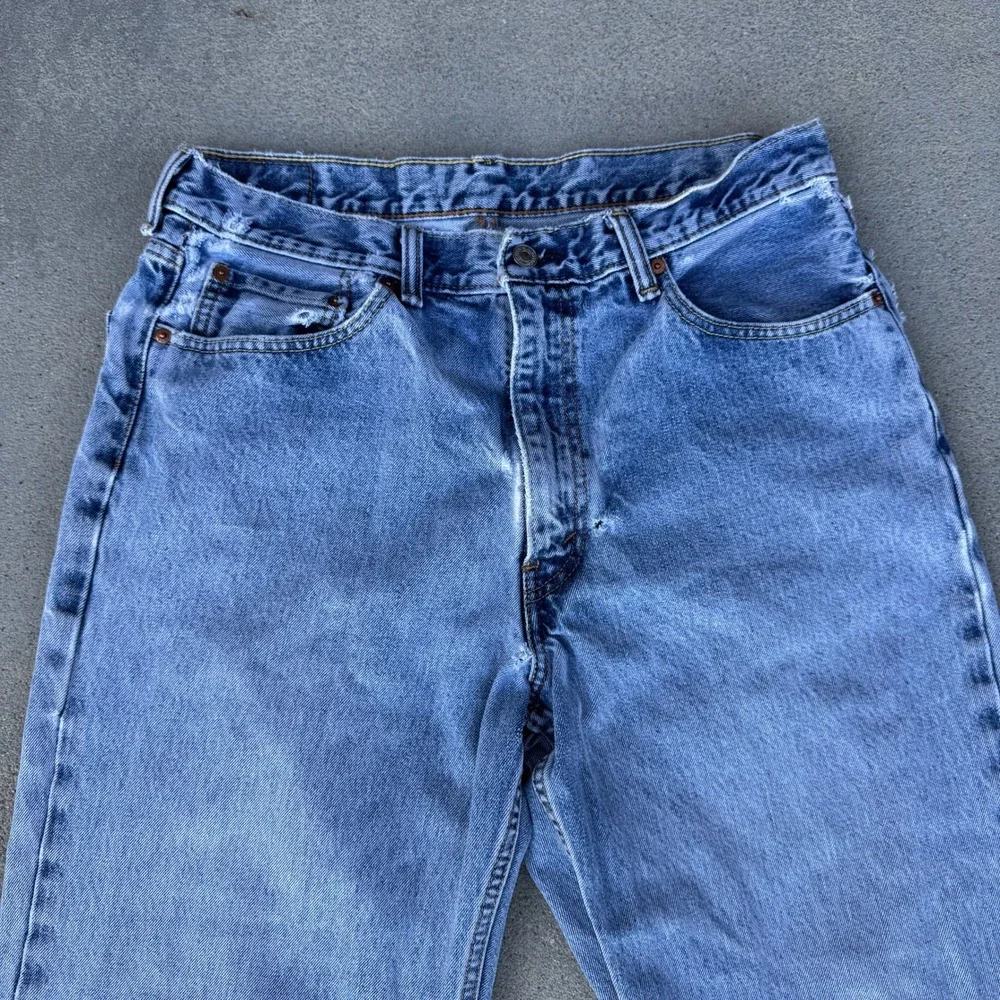 Levi's 550 Relaxed Fit Jeans Mens 36x30 Light Wash Blue Denim Distressed Vintage - Picture 3 of 11